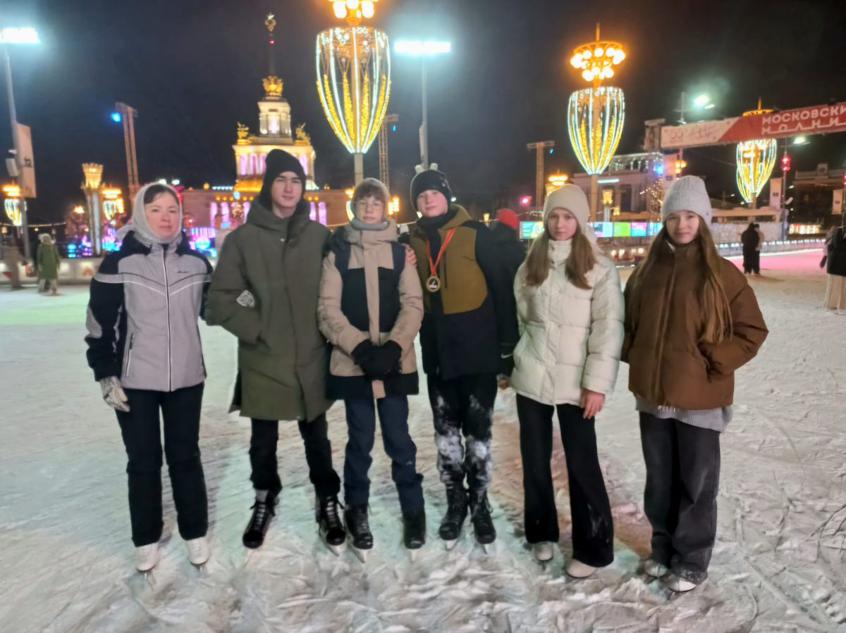 Поездка старших учащихся воскресной школы при Успенском кафедральном соборе на каток ВДНХ