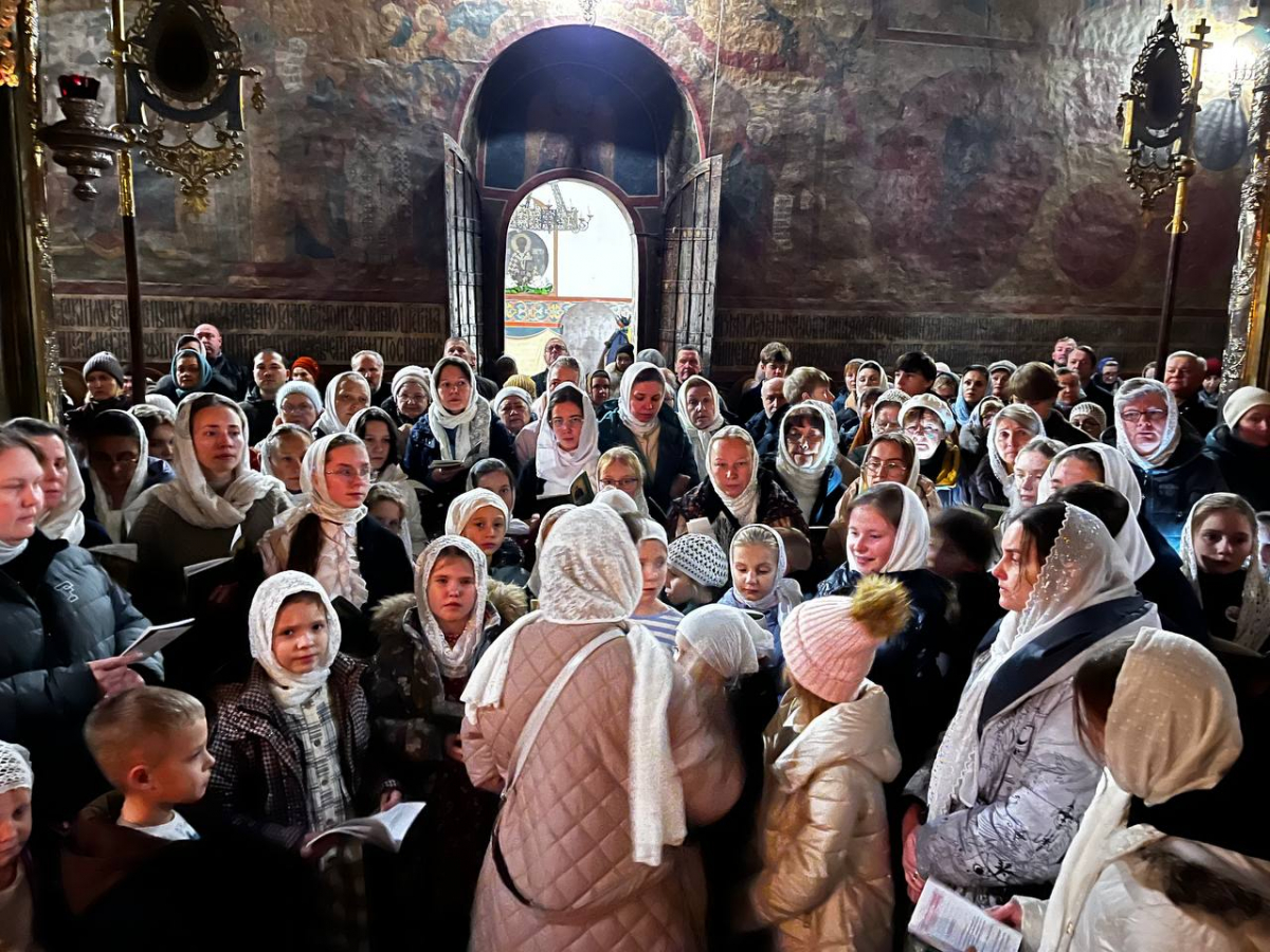 Молебен с акафистом прп. Сергию Радонежскому у мощей святого